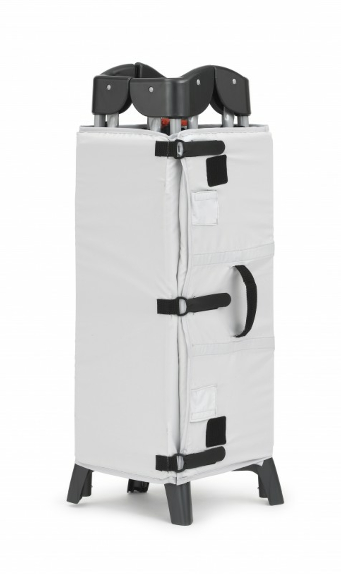 Das in drei Farben verfügbare Reisebett lässt sich kompakt zusammenfalten.