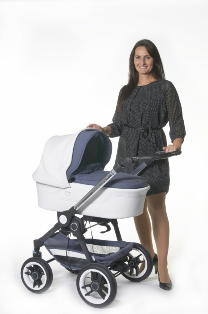 Filia Tzanidakis mit dem Vintage-Modell der neuen 06. Heritage Edition.