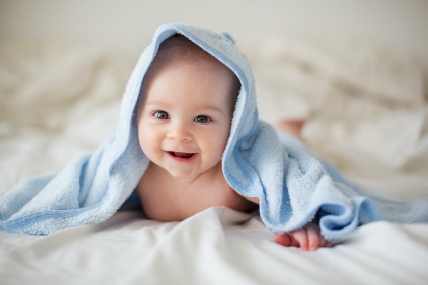 Baby-mit-blauer-Decke-Copyright-TATYANA-TOMSICKOVA--adobe-stock-com.jpeg