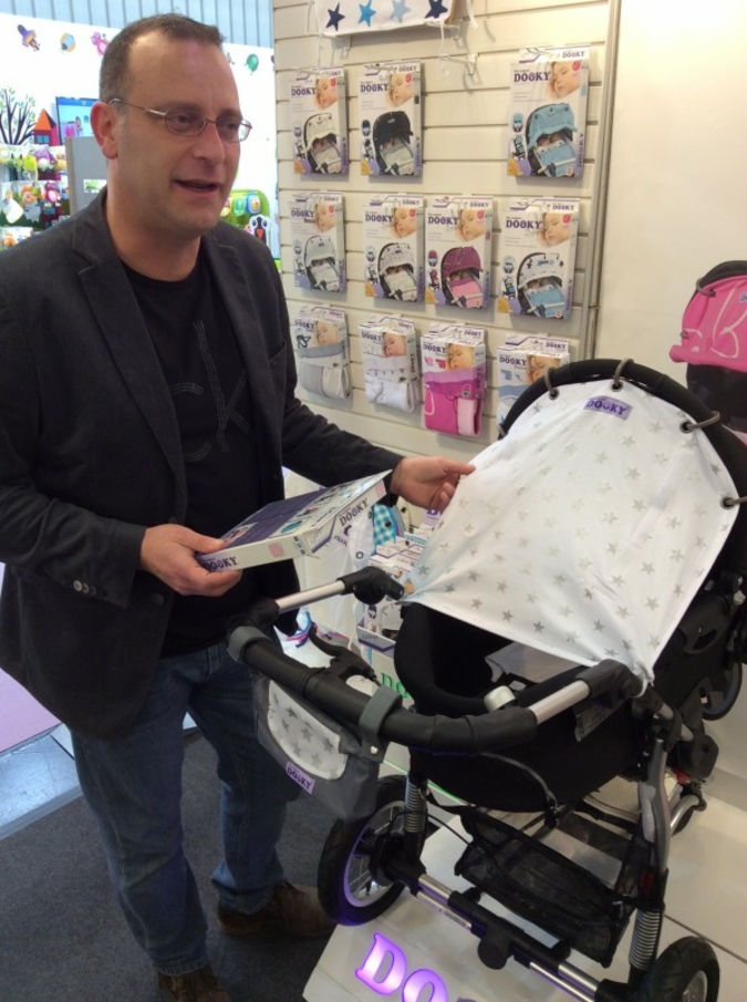 DOOKY-Erfinder Andy van Staveren hilft Eltern, eine geschützte Schlafatmosphäre im Kinderwagen zu schaffen.