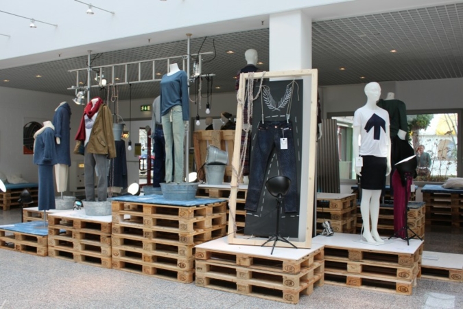 Der neu gestaltete Eingangsbereich war ganz dem Motto „Denim“ gewidmet.