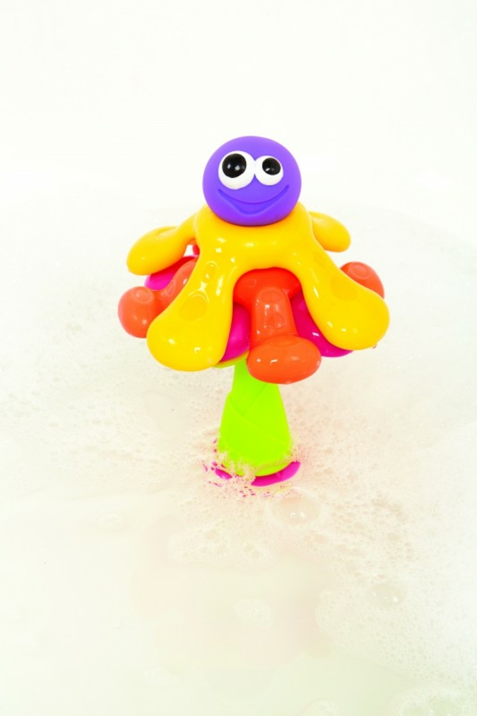 An der Unterseite des lustigen Octopus befinden sich Saugnäpfe, die auf jedem glatten Untergrund haften.