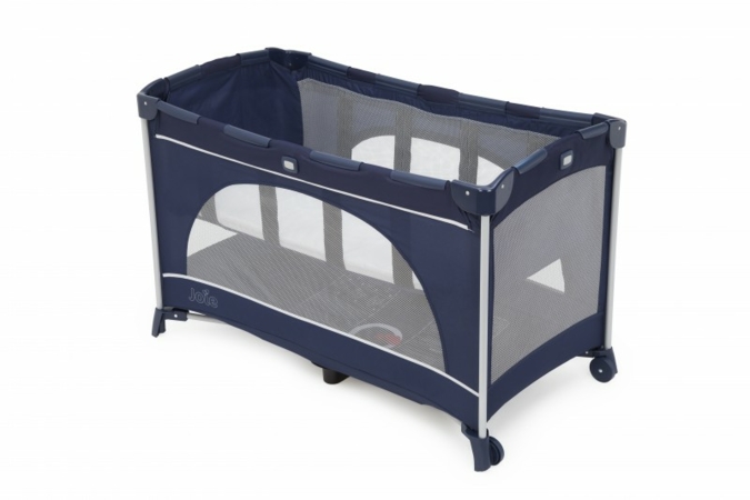 Gut belüftet und mit Reißverschluss zum Ein- bzw. Aussteigen: Joie Allura 120.