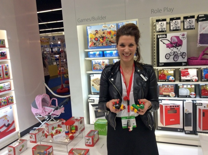 PR-Fachfrau Cathrin Weidner von Brio haben es die Neuheiten Raupenbaby und Ameisenbaby angetan.