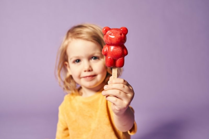 Maedchen-mit-Erdbeer-Stieleis.jpg