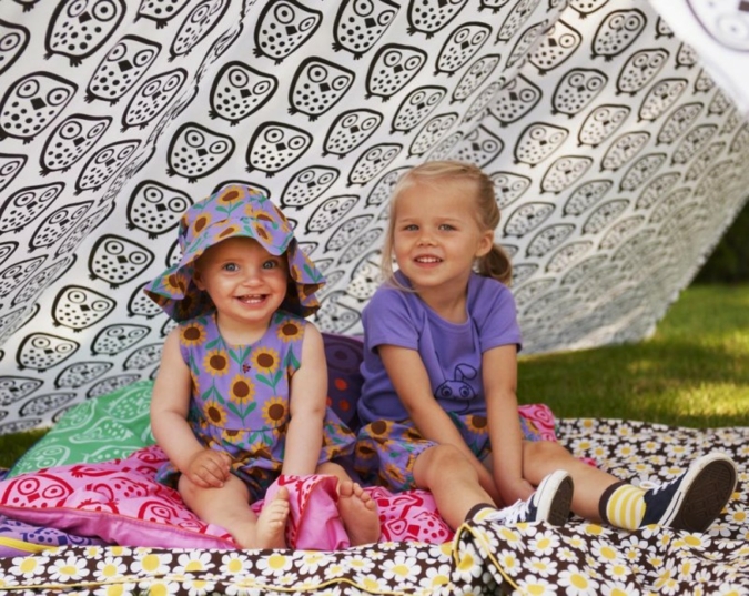 Sonnenblumen, Häschen und Eulen kommen auf der Kinderkleidung aus Dänemark groß heraus.