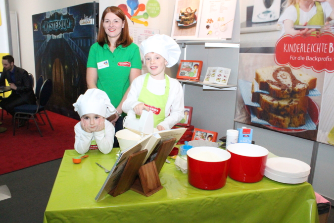 Birgit Wenz , Becherkueche.de, mit dem Backset Kinderleichte Becherküche