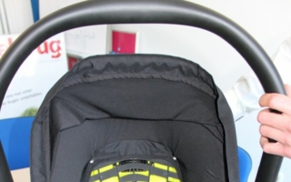 Außerhalb des Autos wird die Babyschale „kiddy evolution pro2“ (hier in der Farbe „Apple“) dank der „kiddy Lie-Flat Technologie“ zum b...