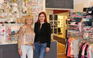 Hildegard Trappentreu (l.) ist seit neun Jahren Eigentümerin von Ikarus Kids; hier mit baby&junior-
Redaktionsmitglied Tanja Kraemer.