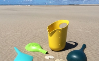 Die Kollektion Animo besteht aus der Manta Schaufel „Ray“, dem Schildkröten-Sieb „Shelley“, dem Pelikan-Eimer „Marina“ und der Wal-Kel...