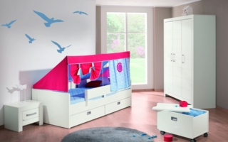 Das Kojenbett FIONA mit Unterschiebebett und zwei integrierten Schubladen-Elementen, dazu der Zelt-Aufsatz BIWAK und die frei stehende Rollbox.