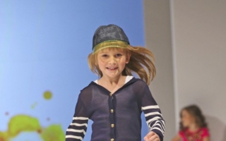 Große Sprünge macht bei uns die Kindermodebranche im Juli. Foto: Gaultier, © Luna media