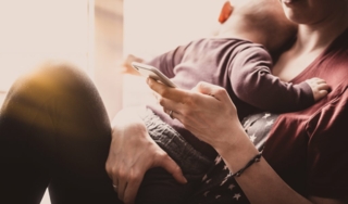 Baby-Frau-Smartphone.jpeg