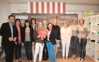 Das Team von „Nickis“ in Rottach-Egern mit dem Geschäftsführer Philipp Bächstädt (links) und der Gründerin Elke Bächstädt (3. v. r.).