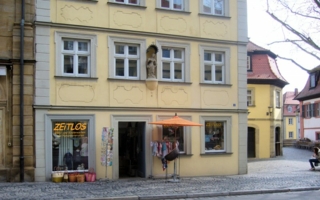 „Zeitlos“ im Herzen der Bamberger Altstadt ist Anlaufstelle für Eltern, Großeltern und Touristen, die natürliche Materialien zu schätzen wi...