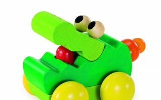 Der Rollgreifling Zoolini Krokodil von Selecta wird von Babys gern krabbelnd verfolgt.