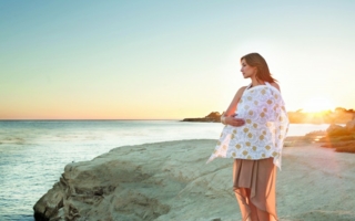 Die Nursing Covers von Bébé au Lait laden zum Träumen und vor allem zum ungestörten Stillen ein.