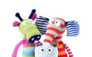 Cool und lässig sind die neuen Streifen-Kuscheltiere in den Varianten Elefant, Nilpferd und Giraffe.