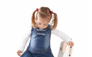 Auf dem Kinderhochstuhl Dapper von Duux können Kinder und Jugendliche von 0 bis 15 Jahren Platz nehmen.