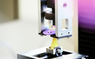 Die MAM-Schnuller unterliegen strengen Qualitätsprüfungen. Deren Zugfestigkeit ist höher als es die EU Norm 1400 fordert.