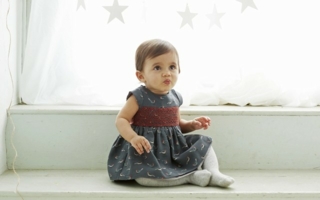 Neben vielen anderen Designer-Marken ist auch das UK-Label Marie-Chantal im Online-Shop kid-à-porter vertreten.