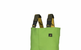 Die Träger sind individuell verstellbar, die fest an den Hosen verschweißten Stiefel haben eine trittfeste Sohle.