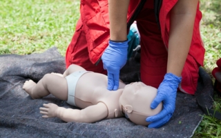 Erste-Hilfe-Baby-Herzmassage.jpeg
