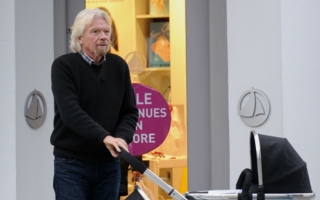 Virgin-Gründer Richard Branson schiebt seine beiden Enkelkinder im Peach 3 bequem durch die Großstadt.