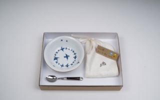 Der kleine Hase ziert viele Stücke der Manufaktur Kollektion und hat es sogar ins Firmenlogo geschafft.