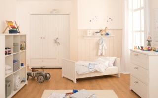 Hochwertig verarbeitete Kindermöbel, liebevoll ausgesuchte Textilien und ein Gespür für Mode schaffen einen Ort, in dem sich die Kleinen wohlfü...