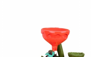 Mit dem Becher in Eulenform können Kinder Sand und Wasser für die Mühle Owl about Waterfalls schöpfen.