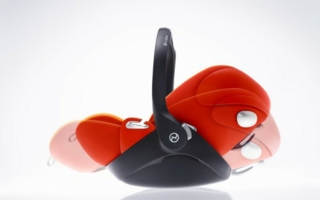 Außerhalb des Autos kann das Baby rückenschonend flach gelegt werden.