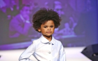 Optimistisch in Zukunft blicken in Köln nicht nur die kleinen Models der Fashion Show. Foto: Simonetta