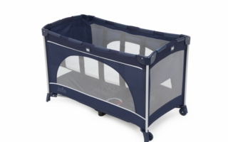 Gut belüftet und mit Reißverschluss zum Ein- bzw. Aussteigen: Joie Allura 120.