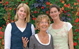 Erika Hoffmann mit ihren Töchtern Anna (links) und Tina Hoffmann.
