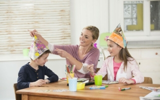 Ein Ritual zum Familientag könnte das Basteln des Bestimmerhuts werden – und über ein kleines Geschenk darunter freuen sich die Kids bestimmt!