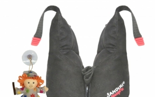 Das Sandini SleepFix S Set kommt mit Künstlerpüppchen für das Autofenster.