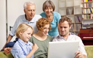 Ob beim Online-Shopping oder im stationären Geschäft: Um verschiedene Käufergruppen anzusprechen, müssen sich Unternehmen auf den demografische...