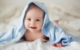 Baby-mit-blauer-Decke-Copyright-TATYANA-TOMSICKOVA--adobe-stock-com.jpeg