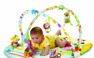 Die Gymotion Activity Playland kann sowohl in Bauch- als auch in Rückenlage gut bespielt werden.