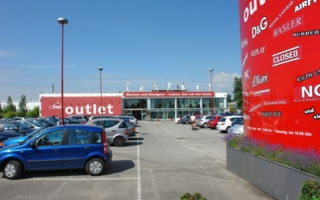 Im KRAUSE-OUTLET wird günstige Marken-Bekleidung für Endverbraucher angeboten.