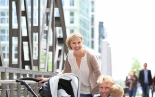 Das Modell clickn move 3: Sicherheit bieten Sonnendach, 5-Punkt-Gurtsystem und Feststellbremsen.