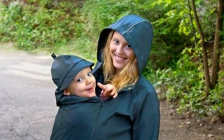 Das All-Weather Babywearing Jacket ist in klassischem Schwarz gehalten.