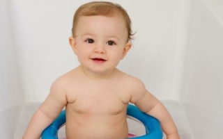 Durch einfaches Ziehen an den Seitenlaschen lässt sich der Badesitz platzsparend zusammenklappen.