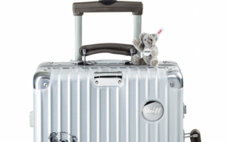 Tradition trifft auf Tradition – die silbernen Rillen auf den Knopf im Ohr.