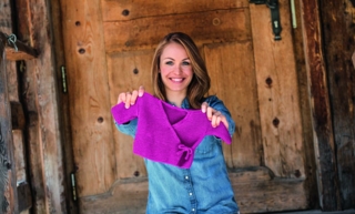 03 Magdalena Neuner haelt Babyjacke_Credit_Gra¦êfe und Unzer Verlag_Fotograf Patrick Wittmann.jpg