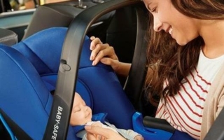 BRITAX RÖMER_LIFESTYLE_CS_BABY_SAFE_iSize_mother_baby_car_300dpi_klein