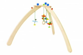 Das dreibeinige Trapez Stellino ist aus bestem Naturholz gefertigt und lädt Babys zum Beobachten und Greifen ein.