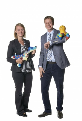 Uta Poppe mit dem Gitarrenhund Woofer von B.toys mit Sascha Mehl in den Fängen von Octopus, einem Kindersteckspiel von LUDUS.
Foto: Gert Klaus