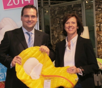Geschäftsführer Guido Bangert und seine Frau Christiane Bangert präsentieren das InKID Fußsäckchen.